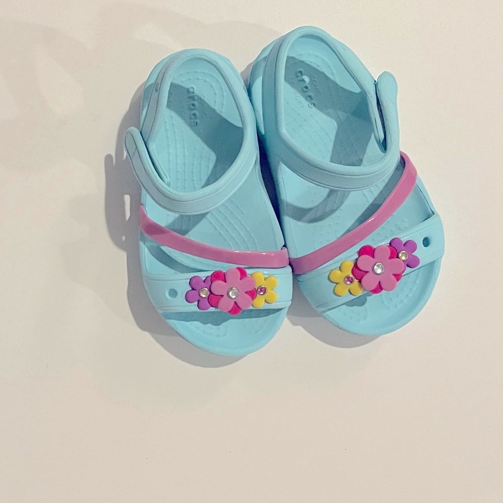 CROCS girls Lina charm sandal in ice blue with Velcro strap size 7 little girls